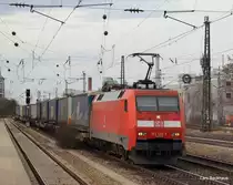 152 129-3 poltert mit einem KLV-Zug durch den S-Bahnhof Heimeranplatz auf dem Weg Richtung Alpen. Aufgenommen am 20.03.10 beim BB-Treffen in M�nchen.