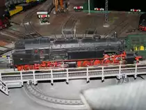 Dampflokomotive BR 96 017 der  DR  zeigt sich auf der Drehscheibe vor einem siebenst�ndigen lokschuppen auf einer privaten H0-Anlage [Februar 2010]