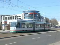 Magdeburg: Stra�enbahnlinie 6 nach Herrenkrug an der Haltestelle Allee-Center.(22.3.2010)