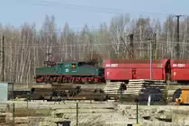 EL-2 1217 der MIBRAG schiebt am 26.3.2010 ein paar Wagen in den Bahnhof Profen.