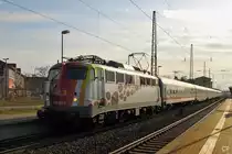 110 329-0 verl�sst am 26.3.2010 mit IC 1853 nach Halle den Bahnhof Naumburg. Schwesterlok 110 325 wartet derweil schon auf die Verschrottung.
