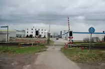 Bahn�bergang in Breyell L�tsch, an diesem Bahn�bergang sind links und rechts des Gleises Notfallr�ume ausgewiesen, wo Passanten sich bei geschlossener Schranke fl�chten k�nnen. 28.3.2010