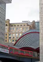 Eine Doppeleinheit der BR B07/B09 verl�sst die Canary Wharf Station, 17.3.010.