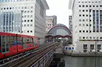 Eine Doppeleinheit der BR B07/B09 verl�sst die Heron Quays Station, zu sehen ist die Canary Wharf Station, 17.3.010.
