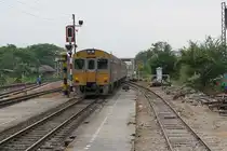 THN 1123 f�hrt in den Bf. Ayutthaya ein, 26.M�rz 2010.