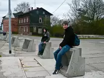 Fabi (links) und Valentin (rechts) haben es sich auf dem Bahnsteig in G�schwitz (Saale) bequem gemacht. (10.04.2010)