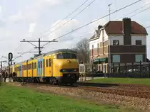 Plan V 955 und 894 mit Regionalzug 8049 Zwolle-Emmen bei Bahnhof Dalfsen am 2-4-2010.