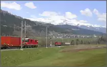 Die zwei nachmitt�glichen G�terz�ge kreuzen sich auch Castrisch. Ge 4/4 II 628  S-Chanf  f�hrt Mineralwasser talw�rts, w�hrend Ge 6/6 II 705 *Pontrsina  Zement f�r den Gotthardbasistunnel nach Disentis bringt. (08.04.2010)