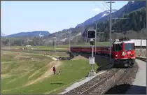RE1236 mit Ge 4/4 II 613 hat die Rheinschlucht verlassen und f�hrtin Castrisch ein. (08.04.2010)