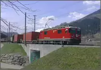 Der Valserwasserzug aus Ilanz mit Ge 4/4 II 628  S-chanf  erreicht Castrisch. Im Hintergrund der Cavistrau 3220m. (08.04.2010)
