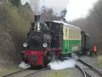 Lok 99 7203 der UEF f�hrt am 4.4.10 mit dem historischen Personenwagen VB50 des Vulkan Express in den Bahnhof Oberzissen ein.