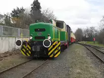 Diesellok D1 der Brohltalbahn f�hrt in den Bahnhof Oberzissen ein.