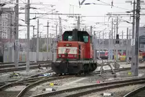 Dieselverschublok 2068 042 f�hrt gerade in Richtung Wien Meidling um neue Aufgaben zu �bernehmen. Im Hintergrund sieht man die neu errichtete Serviceeinrichtung Matzleinsdorf. 10.4.2010 