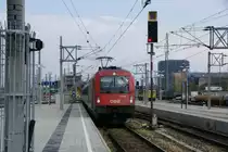 Taurus 1216 236 f�hrt mit einem Umleitungsreisezug kommend aus Prag in Wien Meidling ein. Nach kurzem Aufenthalt f�hrt es weiter nach Wr. Neustadt Hbf. 10.4.2010