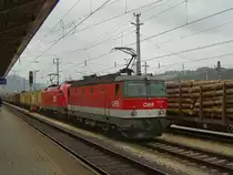 Die 1144 257 und eine 1116 mit einem G�terzug am 23.08.2008 in W�rgl Hbf. 