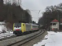 Die ES 64 F4-089 mit einem Brenner EC am 13.03.2010 bei der Durchfahrt in A�ling. 