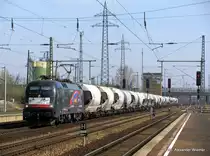 ES 64 U2 - 002 mit einem EGP Zementzug von Berlin Greifswalder Str. nach Deuna h�lt zum Personalwechsel in Berlin Sch�nefeld Flughafen am 08.04.