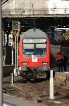 Ein 761.2 mit Hollandlatz? Nicht ganz! Hinter dem DB-Logo war fr�her die UIC Dose! Diese wurde durch zwei IS Dosen auf der Front ersetzt. Dadurch blieb ein  Loch  zur�ck, durch das Zugluft in den F�hrerstand kam. Um das zu verhindern wurde ein selbstklebender Linienplan NRW drauf geklebt und hat es dicht gemacht. Dieser verschwand mit und mit durch Sonne, Reinigungsmittel (halt ich eher f�r ein Ger�cht) ect. und nun blieb dieser  Latz  zur�ck. RE9 nach Siegen mit Zuglok 111 118-6 am 6.4.10 in Aachen Hbf