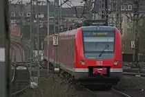 422 017-4 und 422 528-0 als S1 nach Dortmund bei der Ausfahrt in D�sseldorf Hbf 7.4.10