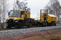 Ein Mercedes Unimog(U400) mit einer Schleifmaschine am Haken erwischte ich am 04.04.2010 an der neuen Eisenbahnbr�cke in Haldensleben.