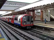 Stadtausw�rts fahrender Zug der Central Line erreicht die Newbury Park Station, 18.3.010. Von diesen Kleinprofilfahrzeugen (hier: BR 1992 Tube Stock) stammt �brigens auch die Bezeichnung  The Tube  oder einfach nur  Tube  (dt.: R�hre). Neben diesen Kleinprofilz�gen gibt es noch entsprechend gr��ere Gro�profilz�ge. Die Unterscheidung in die einzelnen (Unter-) Baureihen ist jedoch schwierig, da sie sich (au�en sichtbar) meistens nur in Details unterscheiden.