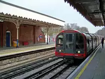 Stadteinw�rts fahrender Zug der Central Line erreicht die Newbury Park Station, 18.3.010.