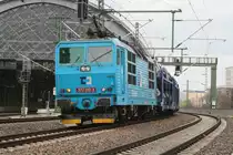 Einzelg�nger in blau! 372 010 in Dresden-Hbf am 11.04.2010