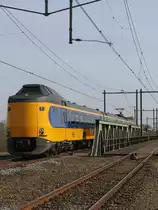 Koploper 4012 mit IC 10538 Leeuwarden-Zwolle auf die Vechtbr�cke bei Herfte am 2-4-2010.