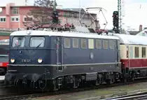 Die K�lner E10 121 zieht einen TEE aus Trier nach Dortmund mit 103 235-8 als Schlussl�ufer am 03.04.2010 in Koblenz HBF ein