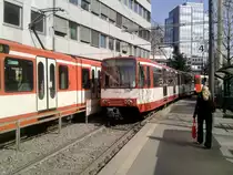 Zwei unterschiedliche Bauarten des B-Wagens treffen sich als Linie 18 am Barbarossaplatz.