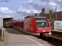 422 011/511 bei der Ausfahrt von M�lheim(Ruhr) als S3 in Richtung Oberhausen Hbf. 02.04.2010