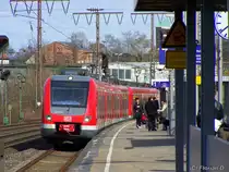 422 057/557 f�hrt gemeinsam mit 422 026/526 als S1 in Essen-Frohnhausen ein. 02.04.2010