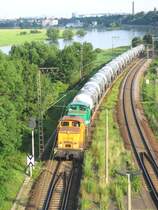 Doppeltraktion zweier ex V60 DR von ITL gef�hrt von 106 007 vor einem Zug Kesselwagen bei Dresden-Kemnitz - 12.07.2005
