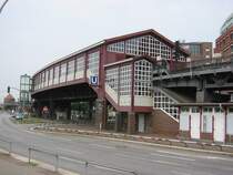 Das Bild zeigt die Hochbahn-Haltestelle Baumwall. Von hier aus erreicht man �brigens die Modellbahnanlage Miniatur-Wunderland in wenigen Minuten zu Fu�. Die Aufnahme stammt vom 15.07.2005. 