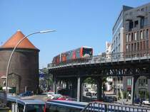 Ein Zug der Linie U3 unterwegs zwischen den Haltestellen Landungsbr�cken und Baumwall. Die Aufnahme stammt vom 12.07.2005.