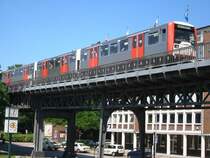 Ein Zug der Linie U3 hat soeben die Haltestelle Landungsbr�cken verlassen. Die Aufnahme stammt vom 12.07.2005.  