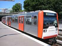 Ein Zug der Linie U3 in Richtung Billstedt steht in der Hochbahn-Haltestelle Landungsbr�cken. Die Aufnahme stammt vom 12.07.2005.