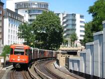 Ein Zug der Linie U3 hat kurz vor der Hochbahn-Haltestelle Landungsbr�cken den Tunnel verlassen und f�hrt in die Haltestelle ein. Die Aufnahme stammt vom 12.07.2005.