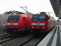 185-024 amm 22.7.2005 als Solo Lok in Ludwigshafen Mitte, das rechte Schlusslicht ist defekt, daneben 146-004 bei der Einfahrt von Ludwigshafen Mitte.