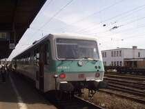 628 320 war der vorletzte Serien 628. Nach seiner Umbeheimatung von Limbung nach Karlsruhe im Winter 2004 wurde er verkehrsrot. Noch in Hessen unterwegs, kommt er im Herbst 2004 in Hanau Hbf aus Wiebelsbach-Heubach an und wird in K�rze zur�ckfahren.