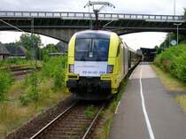ES 64U2-034 hat den FLX sicher nach Flensburg geschoben und wartet nun auf die Weiterfahrt nach Padborg (DK)

Dieses Bild ist Vergangenheit. Der Mietvertrag mit Dispolok ist im November ausgelaufen. Bis zur �bernahme des Flensburg-Expresses durch die DB AG am 11.12.05 f�hrt die NOB neben Connex-eigenen BR 185-515-4 und BR 185-516-2 mit den Mak DE 2700, die ab Dezember f�r die Marschlandbahn (HH-Altona-Westerland) fahren werden.
