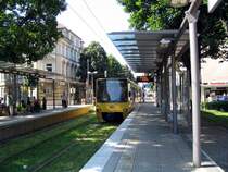 . Sorgfältig geplant -

Die Hochbahnsteige der Haltestelle Daimlerplatz in Bad Cannstatt wurden in das Oval des Kreisverkehrs eingefügt. Die Gleise wurde etwas abgesenkt, die Bahnsteige zum Platz hin mit Böschungen in das Grün eingefügt. Dieser Teil des 2er wurde am 22.6.2002 auf Stadtbahnbetrieb umgestellt.

2004 (J)