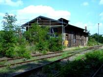 In einem traurigen Zustand, der Lokschuppen in Oschatz am 24.07.05