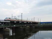 Br 401 088-0 �berquert am 18.7.05 die Oberhafenbr�cke in Hamburg