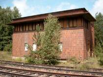 hier ist das mit der Weile vom Wald umgebene W�rterstellwerk W1 in Schwarze Pumpe zu sehen. Der ganze Bf ist schon l�nger stillgelegt.
