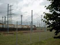 hier ein Blick von einer Stra�e zum aktiven Bf Schwarze Pumpe. Elektronisch gesteuert wird hier die Grubenbahn (Vattenfall) umhergefahren.