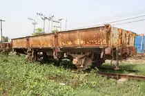 Ein ข.ต. (ข.ต. =L.S./Low Sided Wagon) der Nummerngruppe 1177-1381, Baujahr 1941-43, wartet am 27.März 2010 in der Ban Laem Station auf seine Verschrottung.