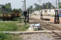 Bf. Ban Laem am 27.M�rz 2010. Hier sieht man die einzige, noch in Betrieb befindliche Werkst�tteneinrichtung der Mae Klong - Line: eine Garnitur Hebeb�cke direkt am Streckengleis und ohne �berdachung. Dahinter die einzige Weiche dieser Strecke mit dem Schrottgleis.