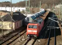 152 015 mit einem leeren Ganzzug von Mukran bei der Nordeinfahrt von Bergen/R�gen.