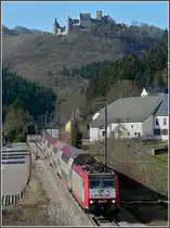 Die 4017 zieht am 07.03.10 ihren Wendezug durch die Ortschaft Michelau, w�hrend im Hintergrund die Burg Bourscheid �ber dem Tal thront. (Hans)
